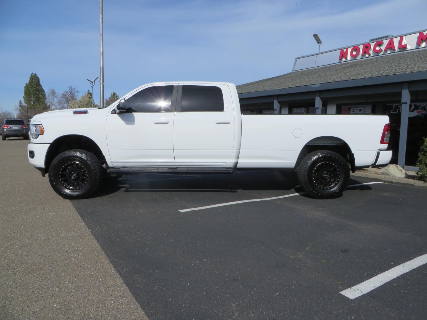 2022 White RAM 3500 Big Horn Crew Cab LWB 4WD (3C63R3HL9NG) with an 6.7L L6 OHV 24V TURBO DIESEL engine, 6A transmission, located at 2630 Grass Valley Highway, Auburn, CA, 95603, (530) 508-5100, 38.937893, -121.095482 - Photo#7